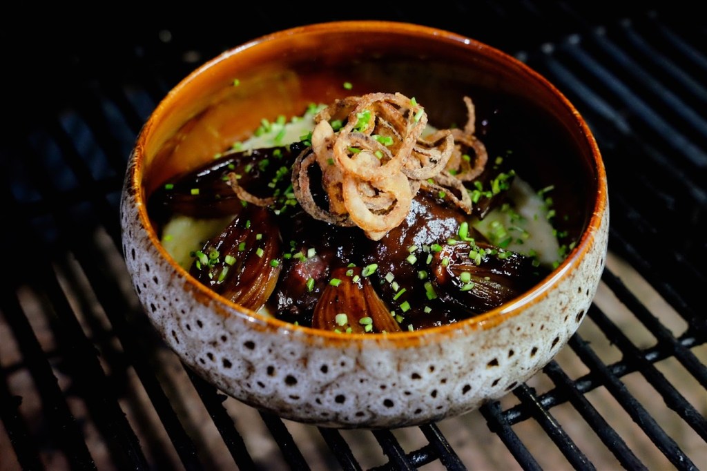 Iberico wangen in kriek saus met uienpuree en balsamico&nbsp;sjalotten