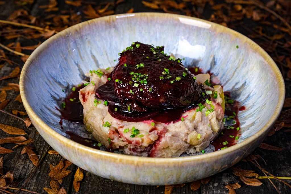 Gekonfijte kalfswang met bietenglaze en hete&nbsp;bliksem