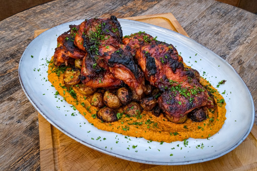 Kippendij met aardappels en romesco&nbsp;saus