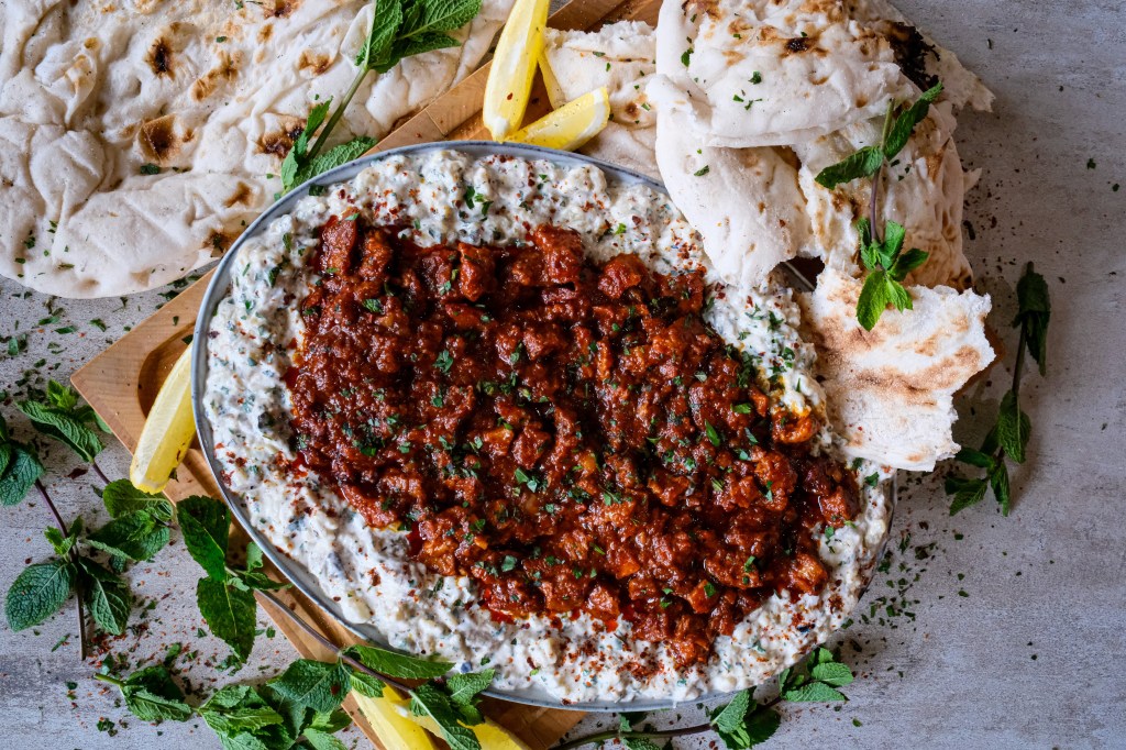 Ali Nazik lamsstoof met aubergine yoghurt&nbsp;saus