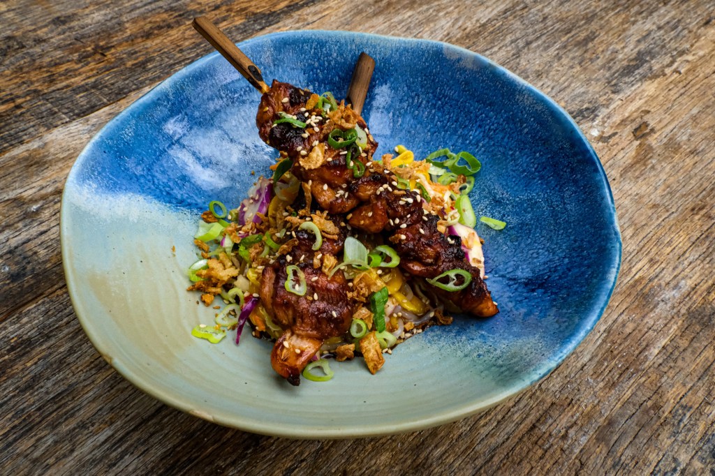 Kip teriyaki met mango sesam noedel&nbsp;salade.